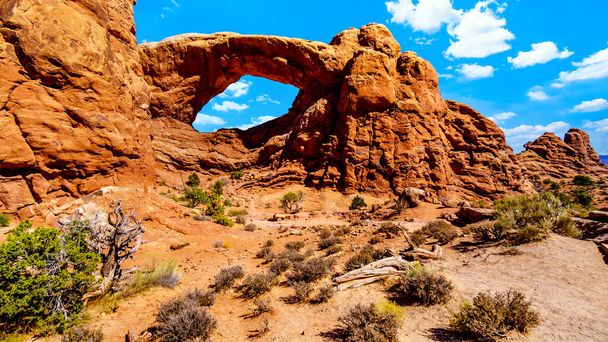 The South Window Arch, jeden z wielu dużych łuków piaskowcowych w Arches National Park Utah, Stany Zjednoczone Ameryki - Zdjęcie, obraz