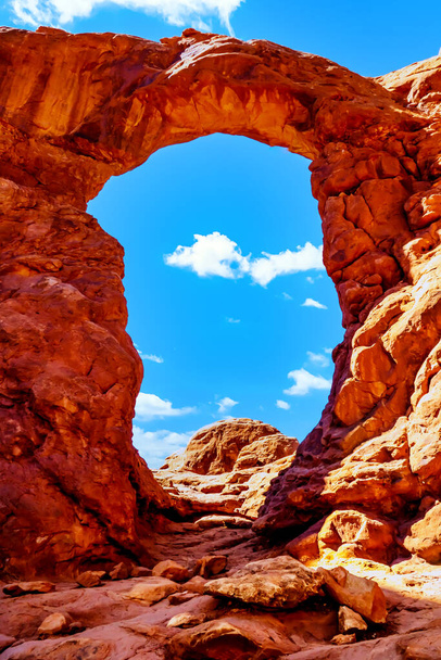 Die Eröffnung im Turret Arch, einem der vielen großen Sandsteinbögen im Arches National Park in der Nähe von Moab, Utah, USA - Foto, Bild