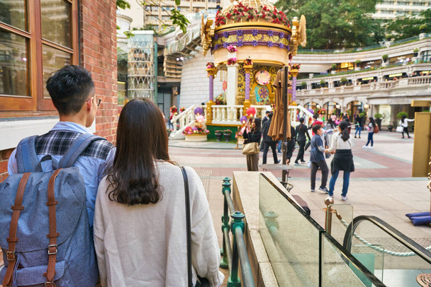 HONG KONG, CHINA - CIRCA JANUARY, 2019: couple walking at 1881 Heritage in Hong Kong. - Foto, afbeelding