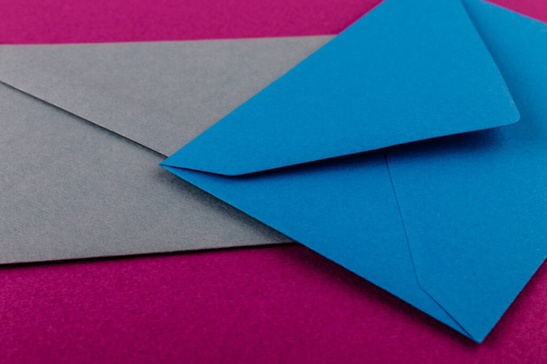 Colorful envelopes on a purple background. Mail envelopes on the table. - Zdjęcie, obraz