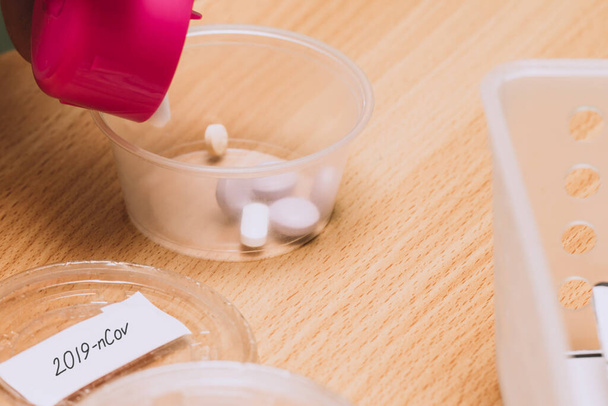 Vrouwen nemen pillen uit de dagelijkse blisterverpakking. Medicijnen voor patiënten in een ziekenhuis - Foto, afbeelding