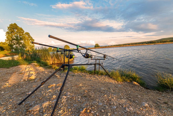 Horgász kalandok, pontyhorgászat. Asztalos horgászattal horgászik. Kempingezés a tó partján. - Fotó, kép