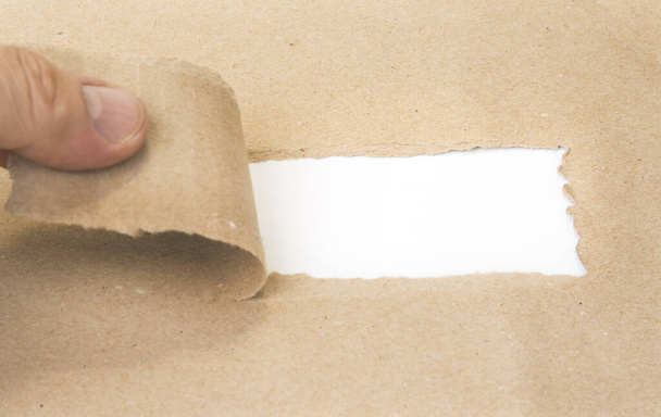 Λευκό σκισμένο καφέ χαρτί αποκαλύπτοντας νέες προκλήσεις - Φωτογραφία, εικόνα