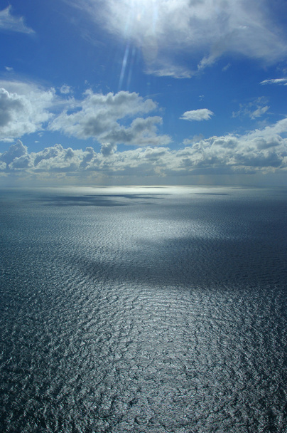 Океан с красивыми облаками и небом
 - Фото, изображение