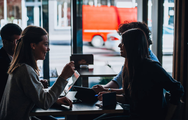 Geschäftspartner in moderner Kleidung genießen ihren Kaffee an einer Café-Bar - Foto, Bild