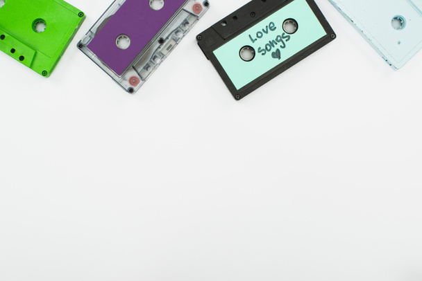 vista dall'alto di cassette verdi, viola e turchesi su sfondo bianco
 - Foto, immagini