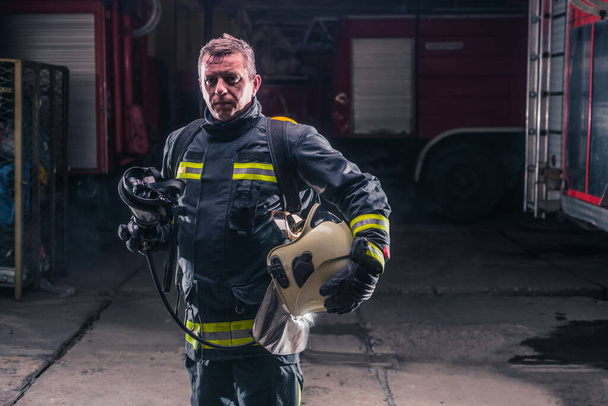 酸素マスクを身に着けている保護制服の消防士 - 写真・画像