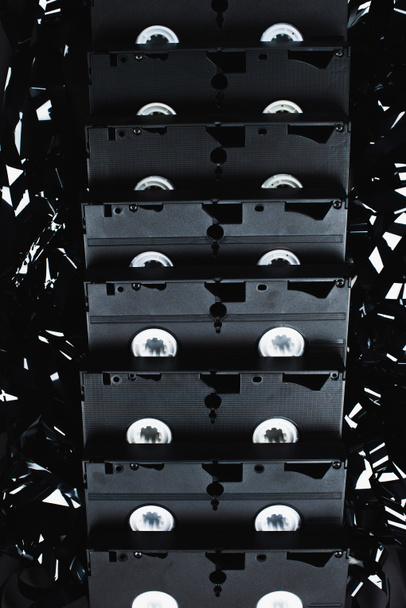 vue de dessus des cassettes VHS sur pellicule noire
 - Photo, image