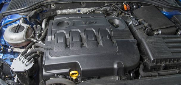 Cappuccio aperto sul motore diesel auto moderna in dettaglio
 - Foto, immagini