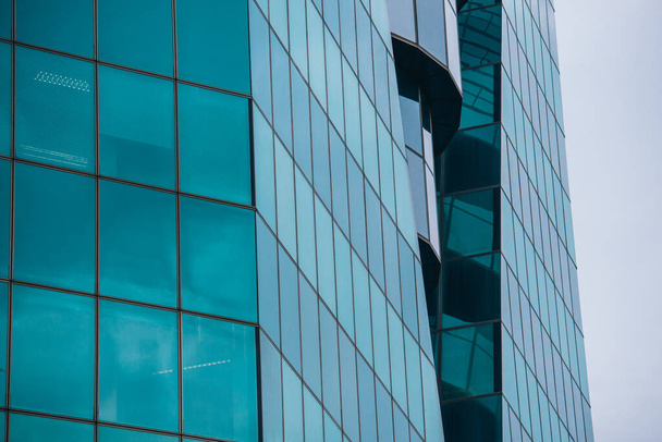 Janelas reflexivas em vidro azul de um edifício de escritórios moderno - Foto, Imagem
