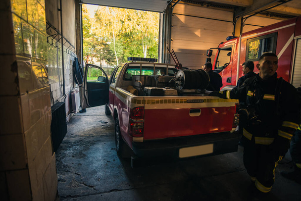 Hasičský vůz zaparkovaný v garáži hasičů - Fotografie, Obrázek