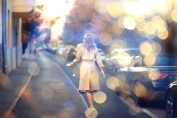 lente portret van een meisje met mooie bokeh, gelukkig mooi vrouw op een wandeling - Foto, afbeelding