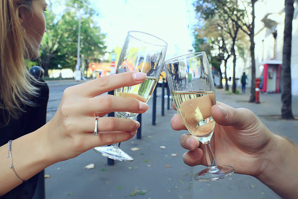 бокалы тоста с подбородком, руки с бокалами белого вина в уличном кафе
 - Фото, изображение