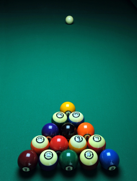 Balles sur une table de billard pendant le jeu
 - Photo, image