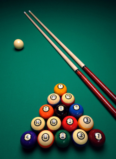 Cue палички і м'ячі на таблиці ілліардів
 - Фото, зображення