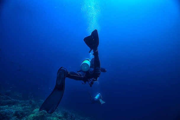 płetwy nurka widok z tyłu pod wodą, podwodny widok na tył osoby pływającej z nurkowaniem - Zdjęcie, obraz