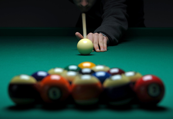 Μπάλες στο τραπέζι μπιλιάρδου κατά τη διάρκεια του παιχνιδιού - Φωτογραφία, εικόνα