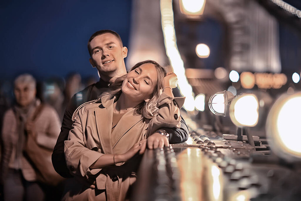 pareja enamorada invierno Budapest, turismo Hungría, una pareja joven un paseo por la ciudad por la noche
 - Foto, imagen