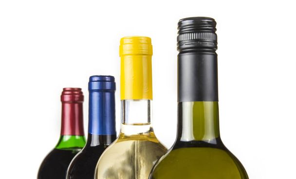 Vier gesloten botteles van wijn in het rauwe op de witte - Foto, afbeelding