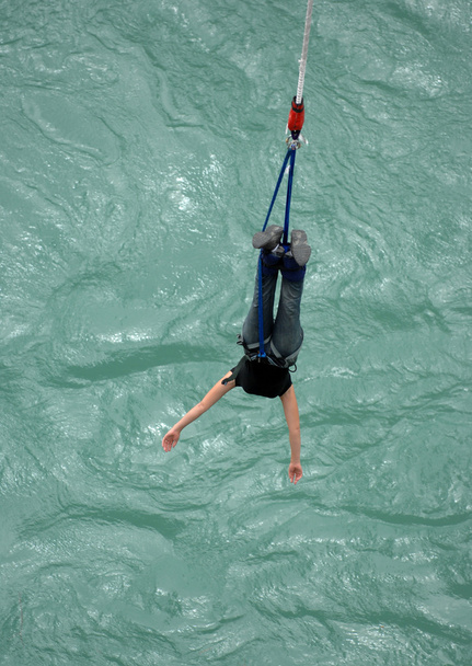  νεαρή γυναίκα bungee άλματα - Φωτογραφία, εικόνα