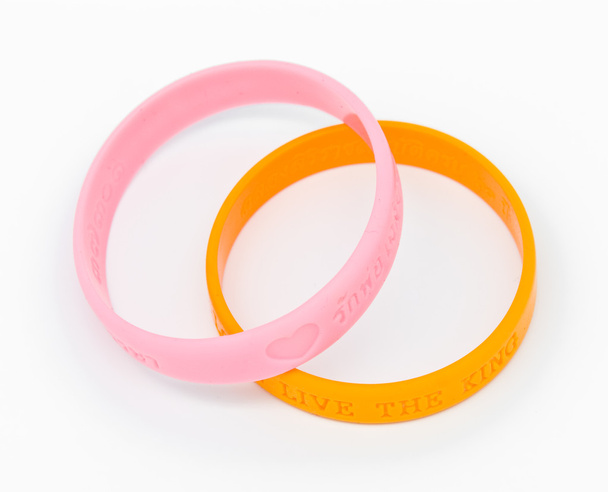 gele en roze rubber armband - Foto, afbeelding