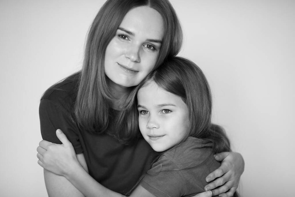 mom and daughter hug each. black-white.  - Foto, afbeelding