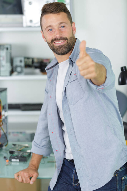 cheerful man giving a thumbs up - Foto, immagini
