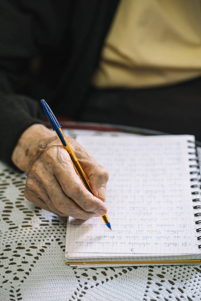 Homme âgé écrit dans son carnet
 - Photo, image