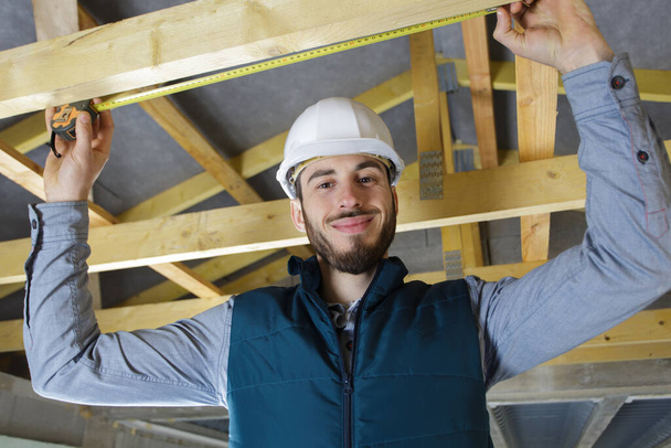 Mutlu marangozlar ahşap ev inşaatı ve ölçümleri - Fotoğraf, Görsel