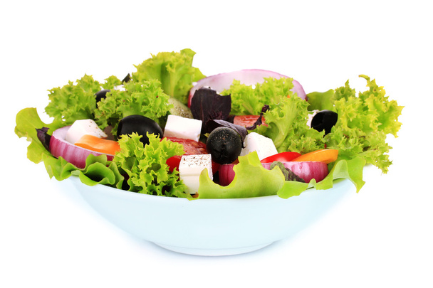 Kreikan salaatti lautasella eristetty valkoinen
 - Valokuva, kuva