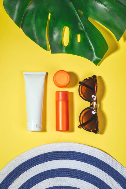 Accessori da spiaggia. Posa piatta, cosmetici naturali SPF per viso, corpo. Summer Travel Vacation Concept. Protezione solare
 - Foto, immagini