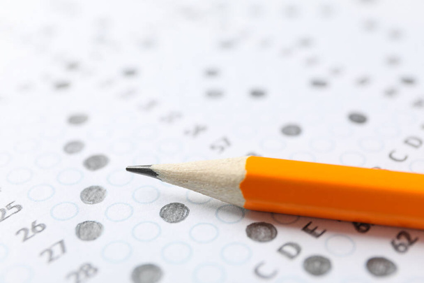 Hoja de puntuación de prueba con respuestas y lápiz, primer plano
 - Foto, imagen