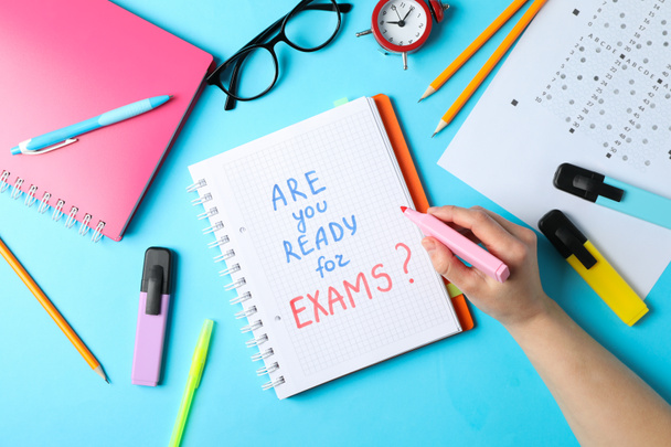 Inschrijving Ben je klaar voor examens? Vrouw met stift op blauwe achtergrond. Studie en examen concept - Foto, afbeelding
