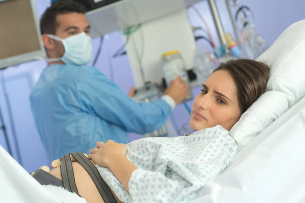 Senhora grávida preocupada no hospital
 - Foto, Imagem