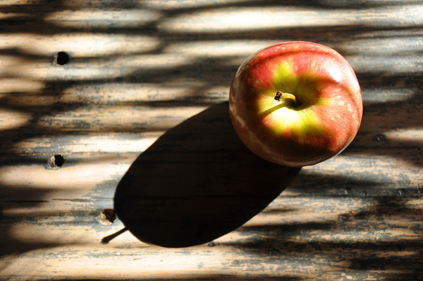 manzana roja sobre fondo rústico
 - Foto, imagen