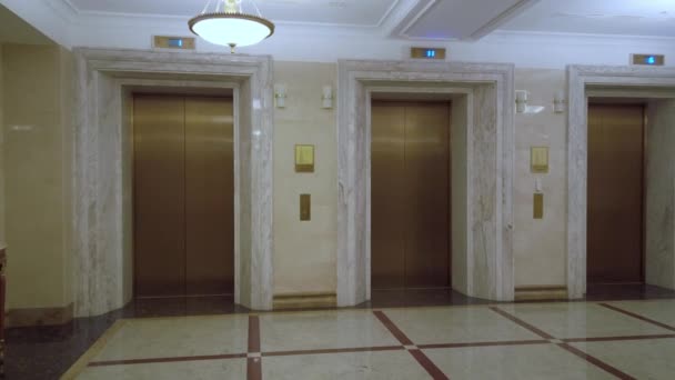 Panorama van luxe hal met drie liften in hotel Radisson Collection Moskou - Video