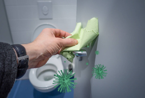 batteri su una maniglia della porta puliti con un panno in una mano
 - Foto, immagini