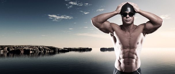 Uomo nuotatore muscoloso con tappo e occhiali all'aperto in un lago con
 - Foto, immagini