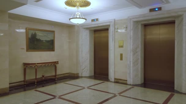 Panorama van luxe hal met drie liften in hotel Radisson Collection Moskou - Video