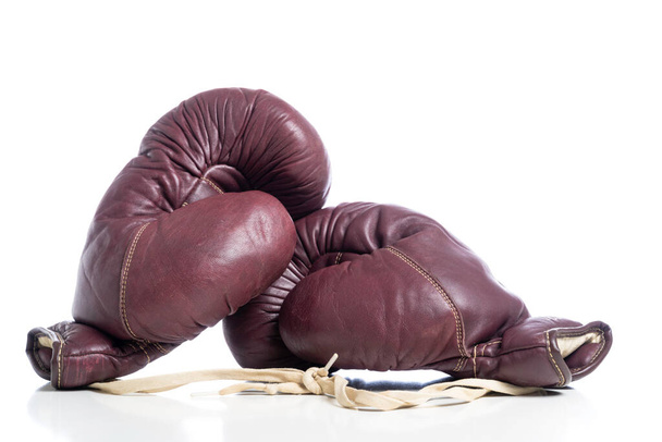Pari nahkaa vintage nyrkkeilyhanskat valkoisella taustalla
 - Valokuva, kuva