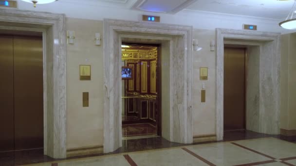 Panorama de lujosa sala con tres ascensores en el hotel Radisson Collection Moscow
 - Imágenes, Vídeo