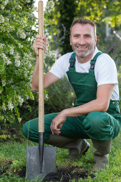 handsome man digging with a shovel - Fotoğraf, Görsel