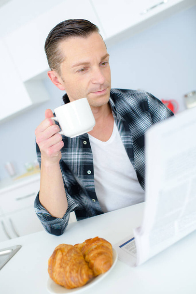 Man having breakfast at home - Foto, Imagem