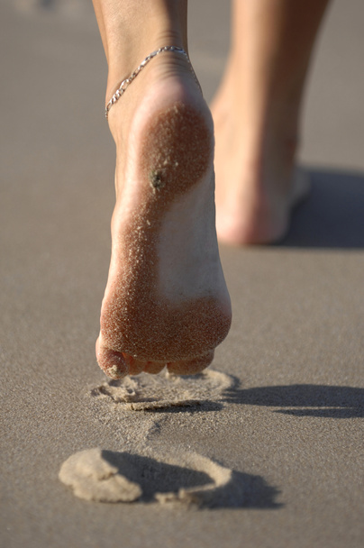 Γυναικεία πόδια σε αμμώδη παραλία - Φωτογραφία, εικόνα