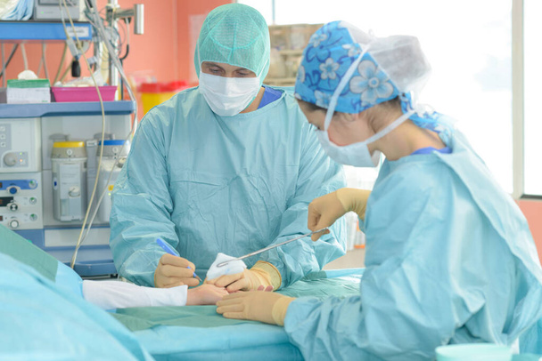 dwóch lekarzy w sali operacyjnej - Zdjęcie, obraz