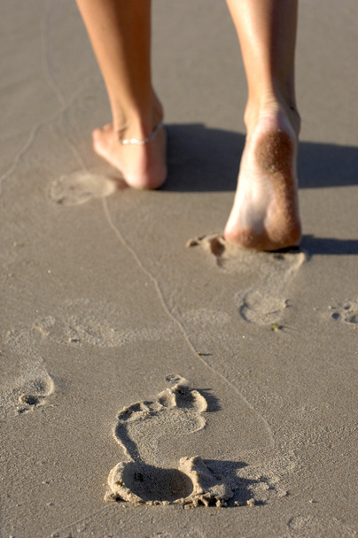 Γυναικεία πόδια σε αμμώδη παραλία - Φωτογραφία, εικόνα