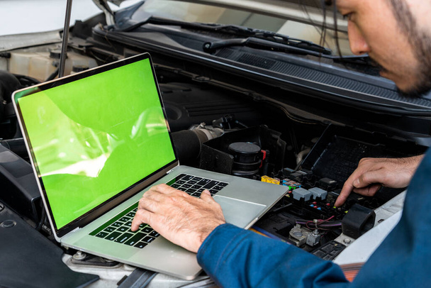 Professionele monteur die auto reparatie en onderhoud in de auto garage. Bedrijfsconcept autoservice. - Foto, afbeelding