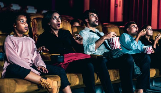 El público impactado viendo una película de terror en el cine - Foto, imagen