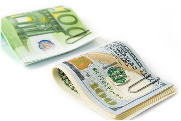 Zapasy dolarów i euro na białym - Zdjęcie, obraz