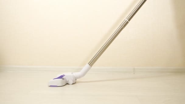 Takarítás. Porszívó tisztítja a padlót. - Felvétel, videó